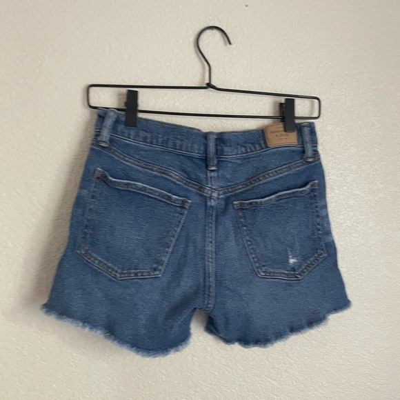 Abercrombie & Fitch Women’s Mid-Rise Distressed Cutoff Boyfriend Jean Shorts 25 - Picture 3 of 7